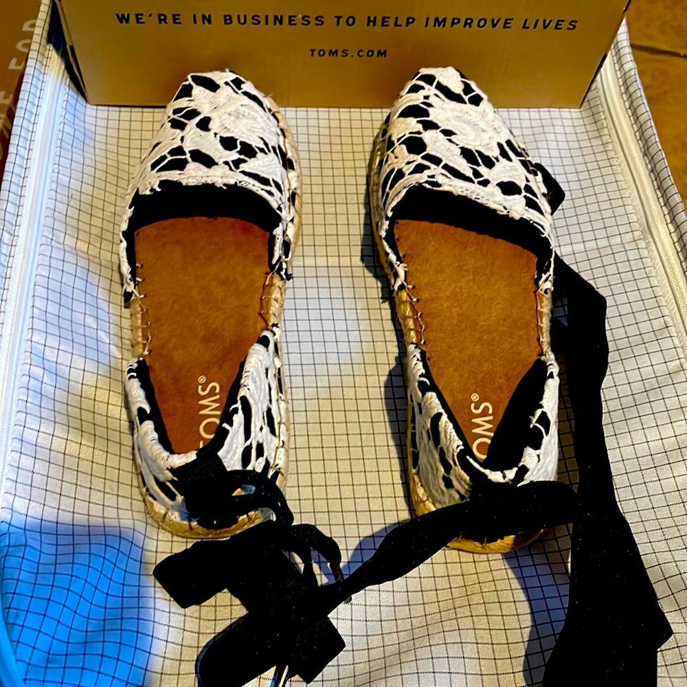 New Toms w/o tags. Lace up flats